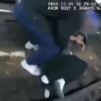 Polícia de Nova York salva homem que ficou preso entre os trilhos do metrô (Reprodução)